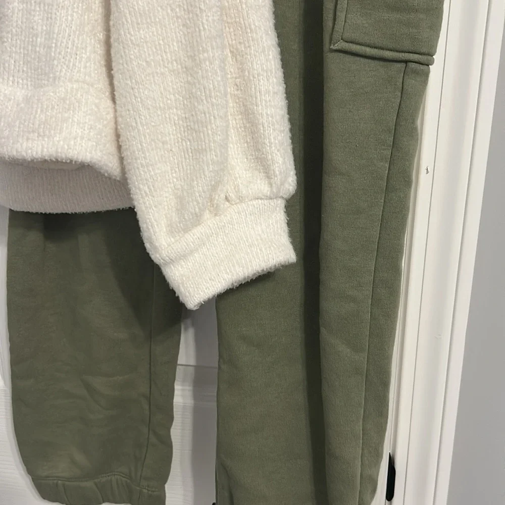 Utility green girl cargo sweatpants with white fuzzy sweater size XL